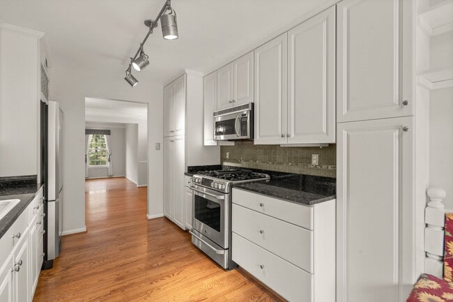 Building Photo - 3 Bed 2 Full Bath/2 Half Bath - Rockville Townhouse - Move In Ready