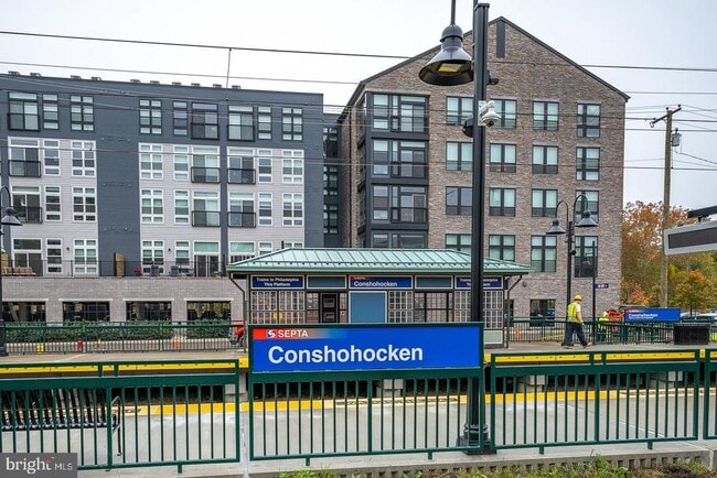 Building Photo - 300 W Elm St