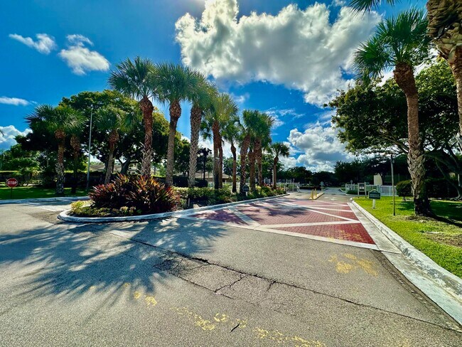 Building Photo - 661 Cypress Lake Blvd