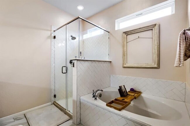 Building Photo - 2432 Berryville Ln