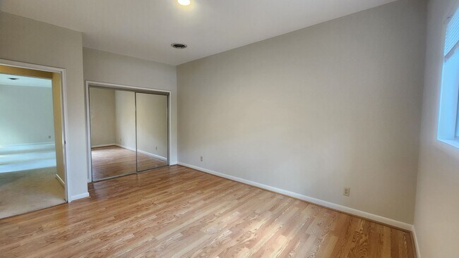 Building Photo - Spacious Condo Close to King St Metro/Old ...