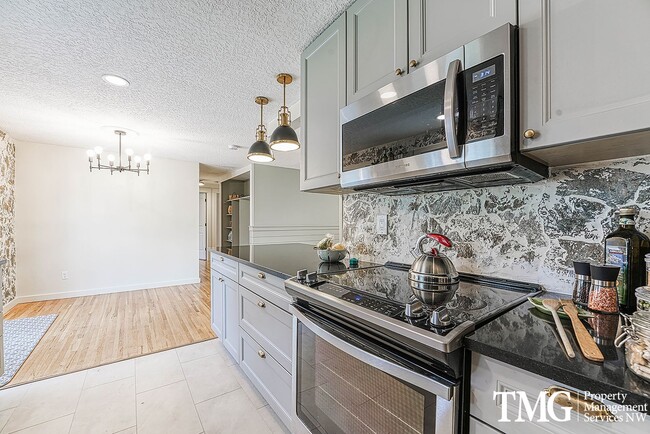 Building Photo - Classic Ranch Style home with 2 Bed 1.5 Bath and Large Backyard!