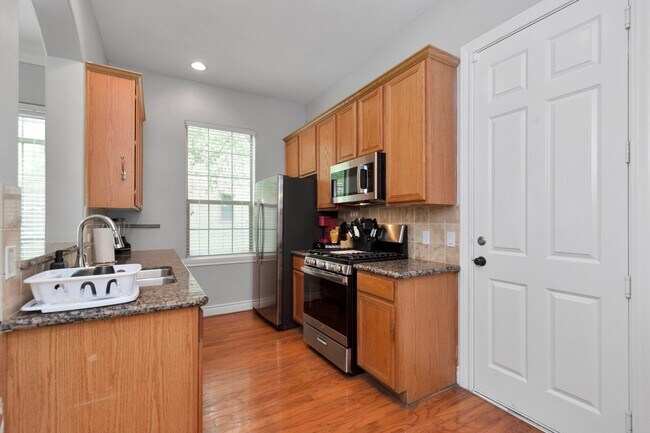 Building Photo - 9038 Lakes Dr