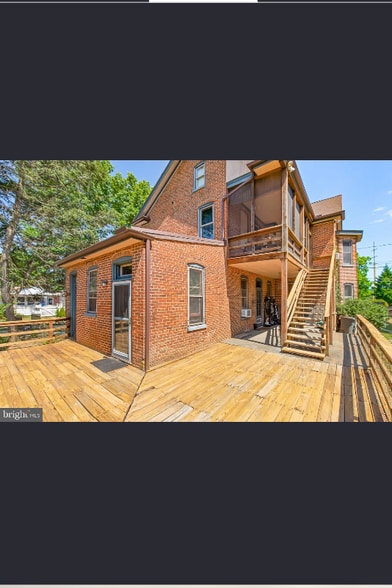 Building Photo - 210 E Main St