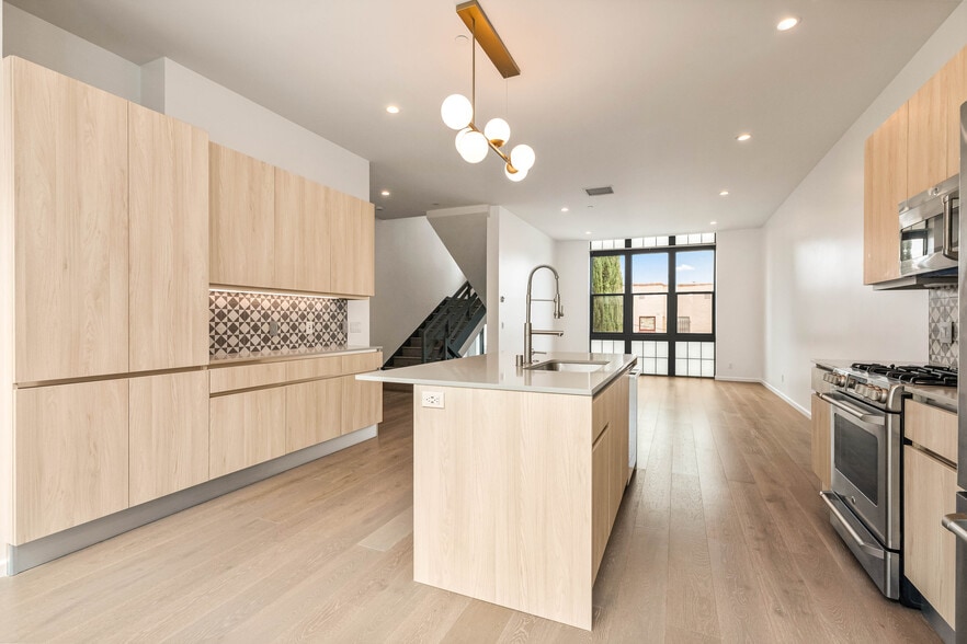 Building Photo - 1825 1/2 Alsace Ave