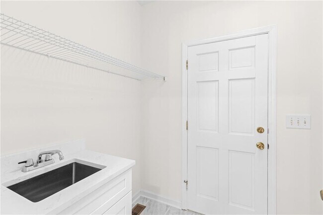 Building Photo - 5941 Wilbanks Dr