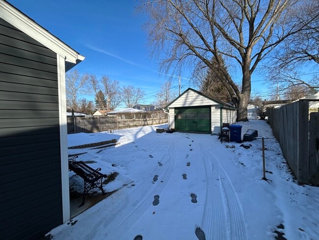 Building Photo - 807 Elm Ave