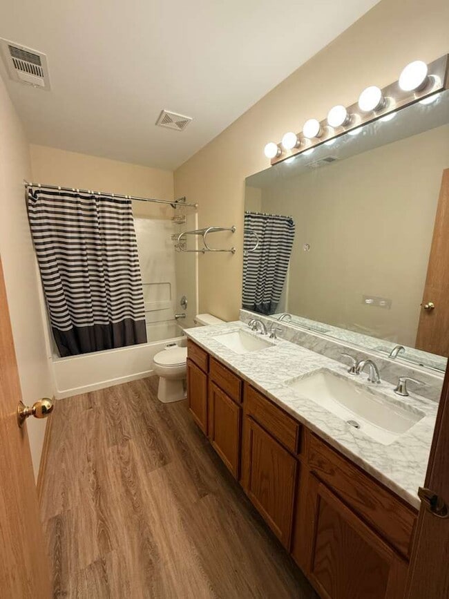 Building Photo - 705 Blossom Ct