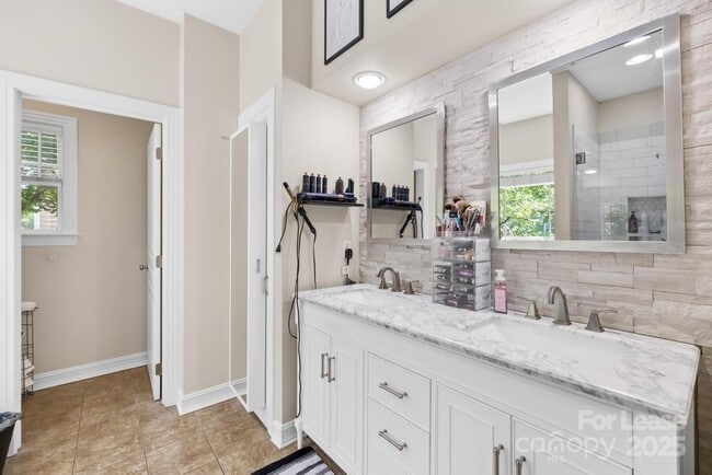 Building Photo - 18810 Coachmans Trace