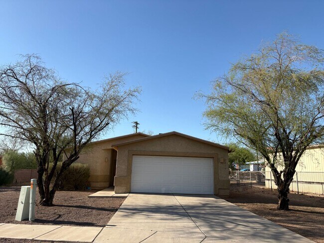 Building Photo - Beautifully Renovated 3 Bedroom Home -A/C-...