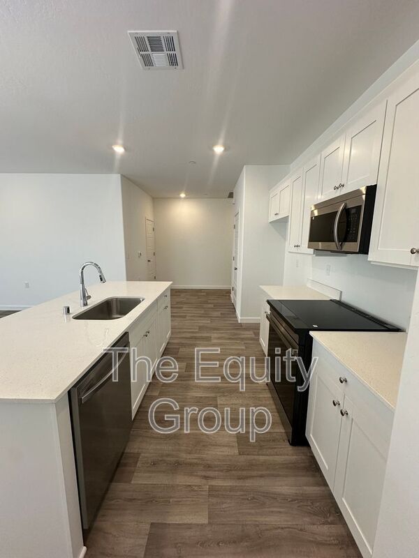 Building Photo - 2502 Cambridge Ct