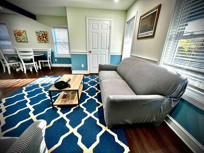 Building Photo - 1594 Main St