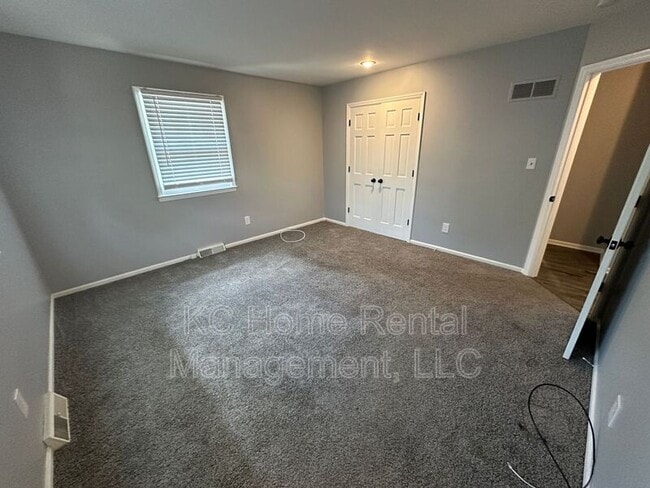 Building Photo - 209 NW Highland Ln