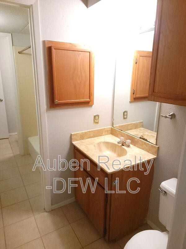 Building Photo - 1106 Suburban Dr