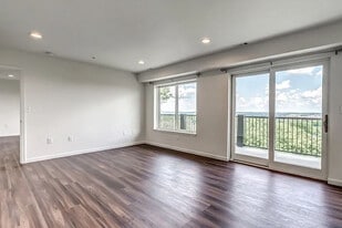 Building Photo - University Ridge Apartments
