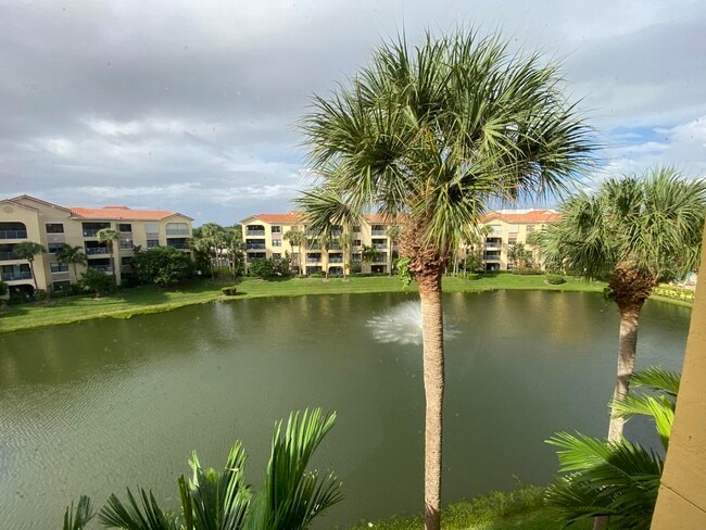 Building Photo - 400 Uno Lago Dr