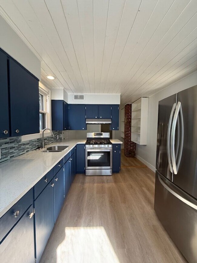 Building Photo - Updated ground floor unit in vintage duple...