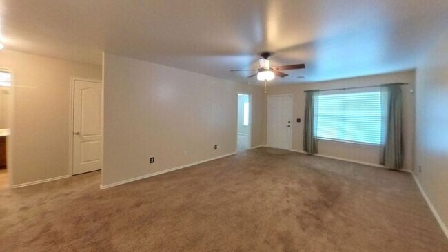 Building Photo - Yukon 4 Bed