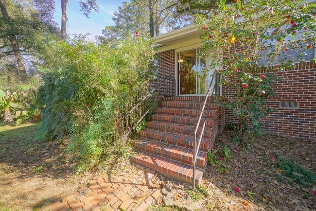 Building Photo - Cozy 3/2 Single Family Home