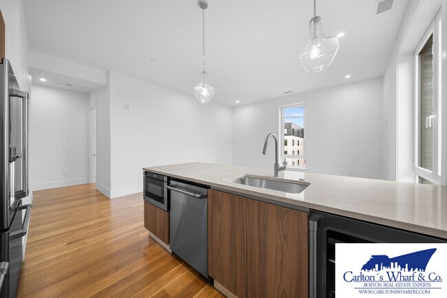 Building Photo - 218 Old Colony Ave