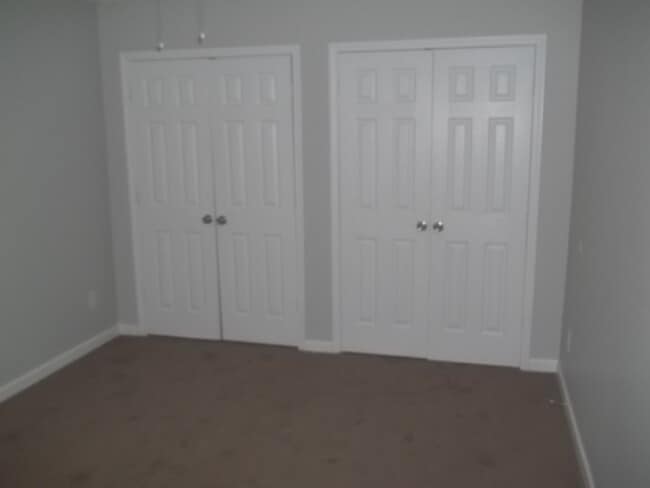 Building Photo - Freshly painted and new flooring in this 4...