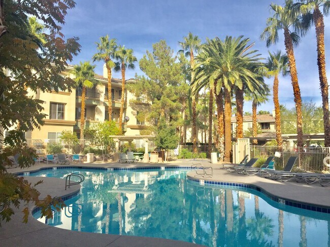 Building Photo - RESORT STYLE LIVING!