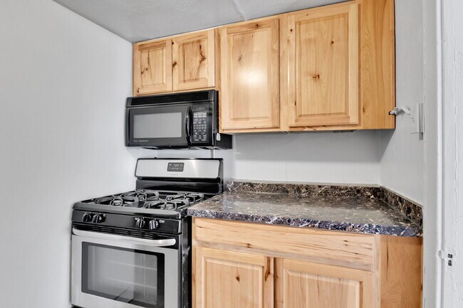 Building Photo - $1,295.00, 1 bed, 1 bath newly renovated basement unit located in Denver.