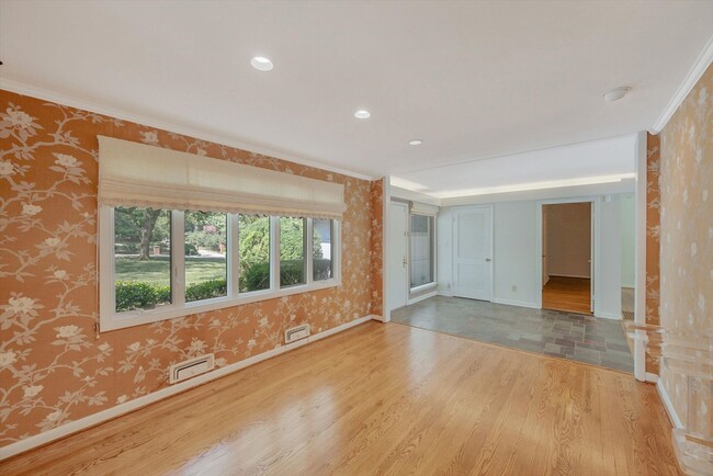 Building Photo - Spacious Home in Green Hills!