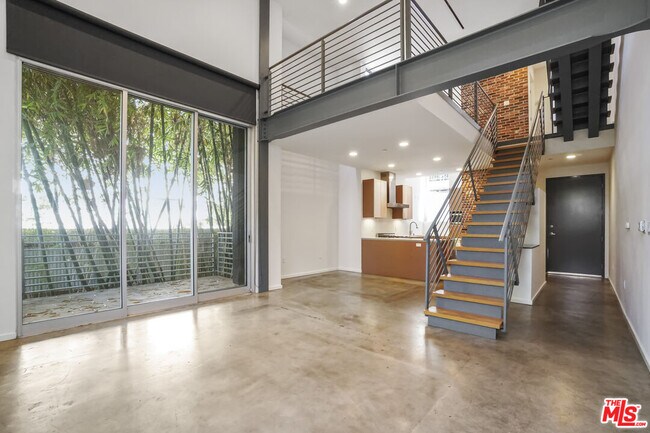 Building Photo - 1220 N Orange Grove Ave