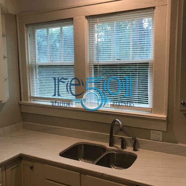 Building Photo - *New Price*  Newly Renovated Immaculate Co...