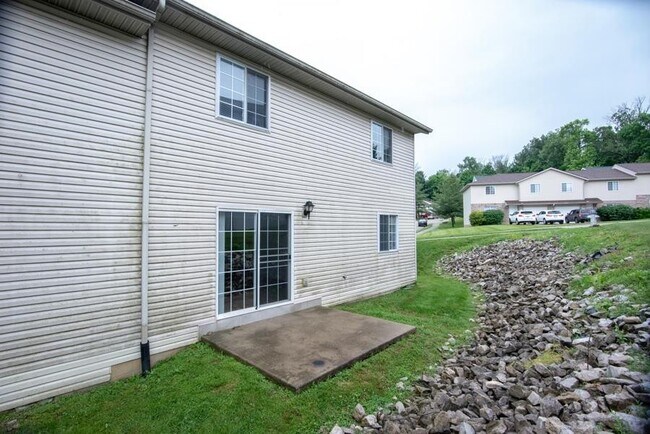 Building Photo - 4 bedroom 2 bath