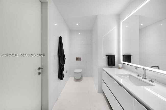 Building Photo - 300 S Biscayne Blvd