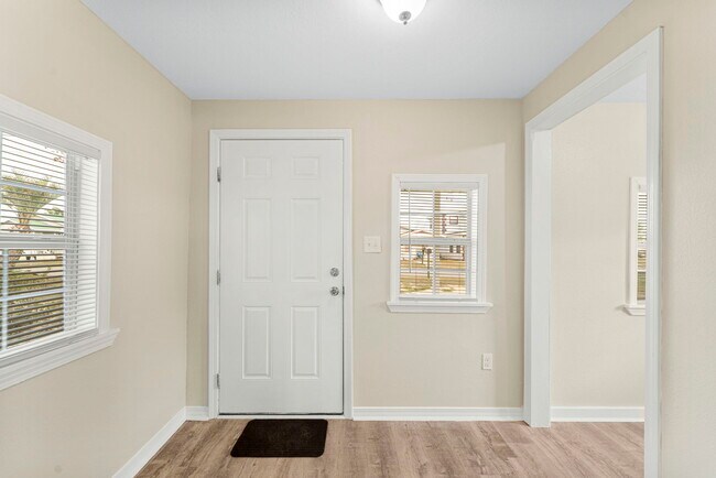 Building Photo - 1020 E 14th St