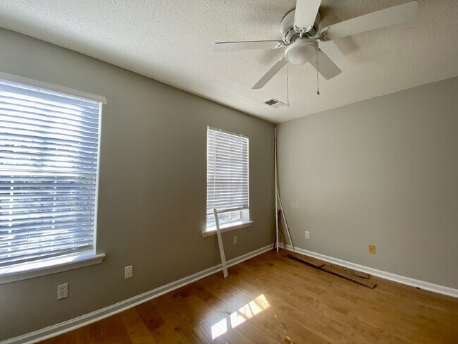 Building Photo - Three Bedroom, Townhome in The Farm!