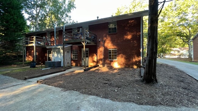 Building Photo - Welcome to our Rent Special in Fayetteville! This charming 2 bedroom, 1 bathroom house is perfect...