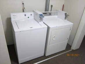 Building Photo - Available October 2025 Remodeled 2 Bedroom...