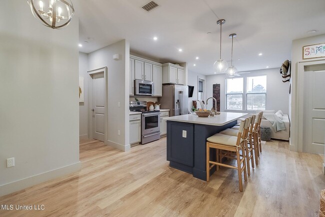 Building Photo - 2 Bed 2 Bath Condo - Open Concept at the I...
