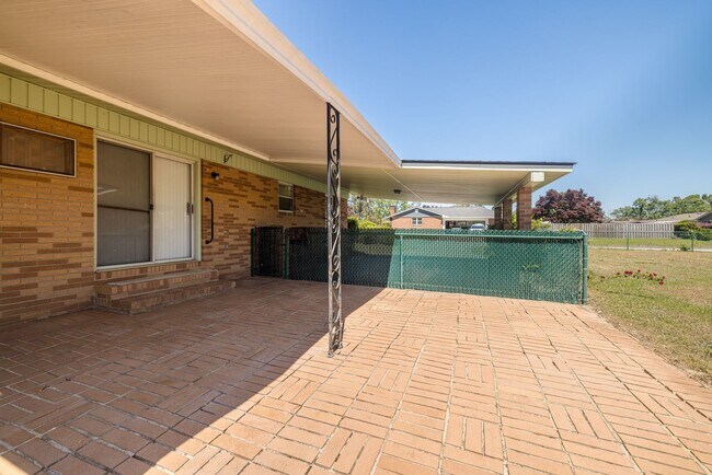 Building Photo - 240 Maywood Dr