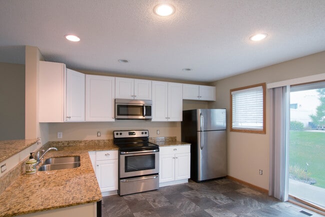 Building Photo - 2 Bed / 2 Bath Updated Town Home Hugo, MN ...