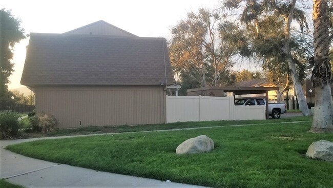 Building Photo - Riverside - 3 Bedroom Condo in Springbrook...