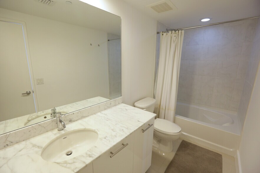 Building Photo - 950 Brickell Bay Dr