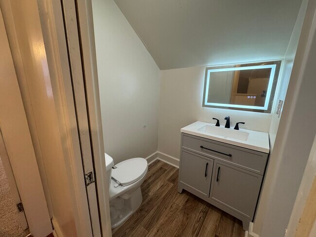 Building Photo - 215 E 9th St