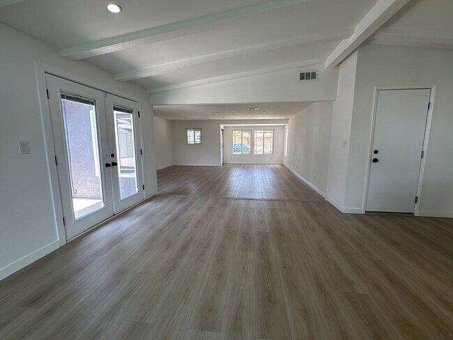 Building Photo - Spacious 3 Bed 3 Bathoom in Long Beach