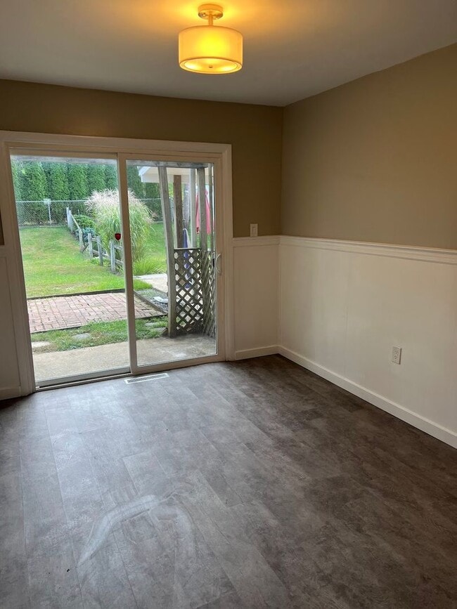 Building Photo - 3 Bedroom House