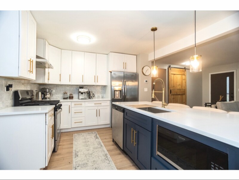 Building Photo - 726 Lawler Ave