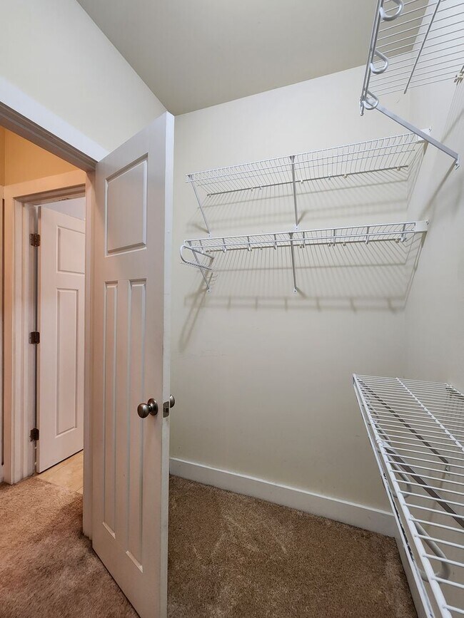 Building Photo - 3 Bedroom home with an upstair bonus room ...