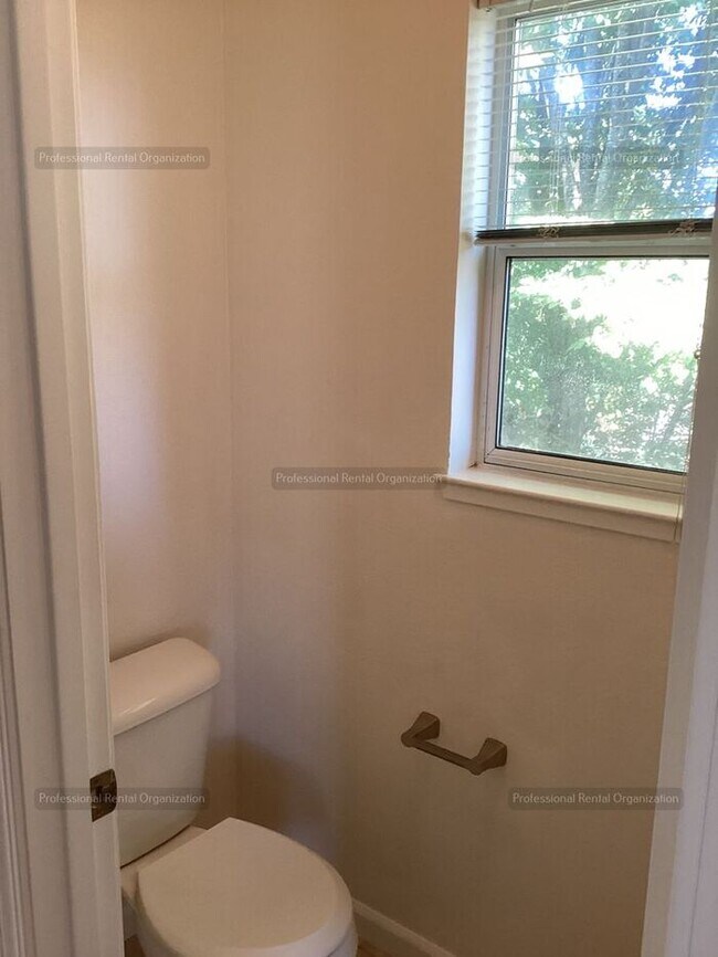 Building Photo - “Bright & Inviting Santa Rosa Home | Cathe...