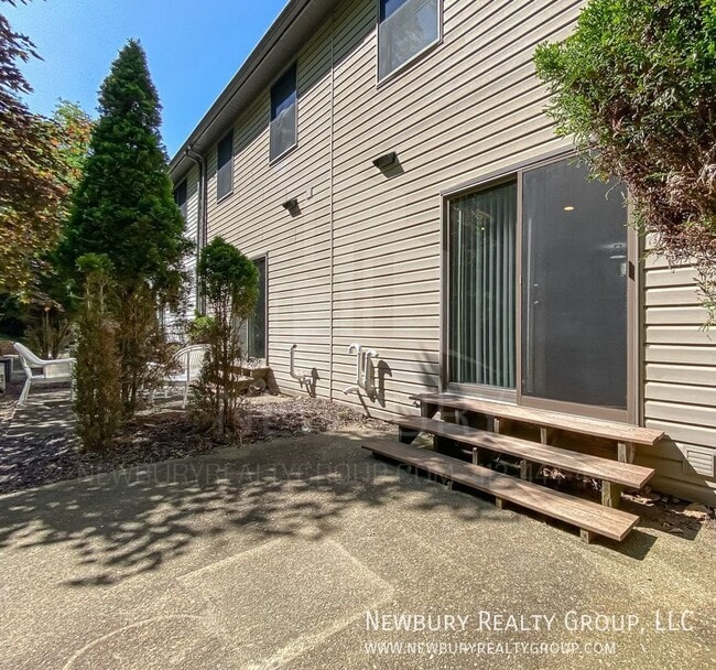 Building Photo - 135 Banksville Pl