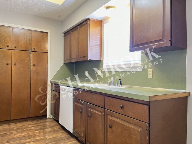 Building Photo - Convenient location close to shopping and Hwy 6!