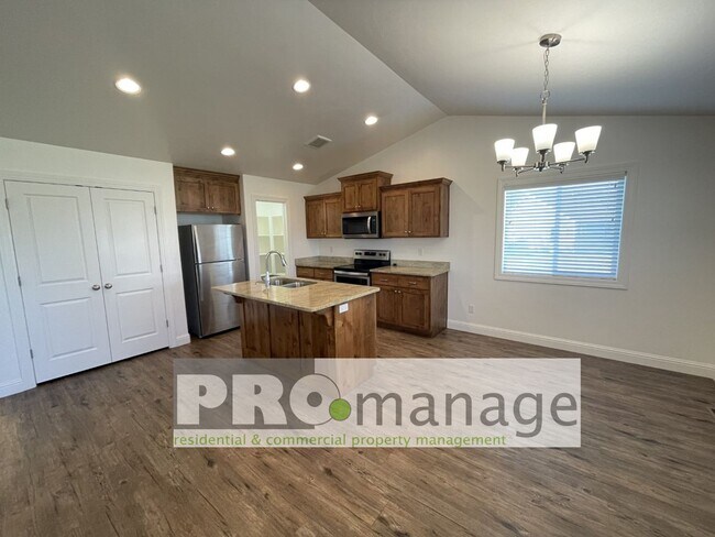 Building Photo - 3 Bed, 2 Bath Town Home w/ 2 Car Garage - Idaho Falls